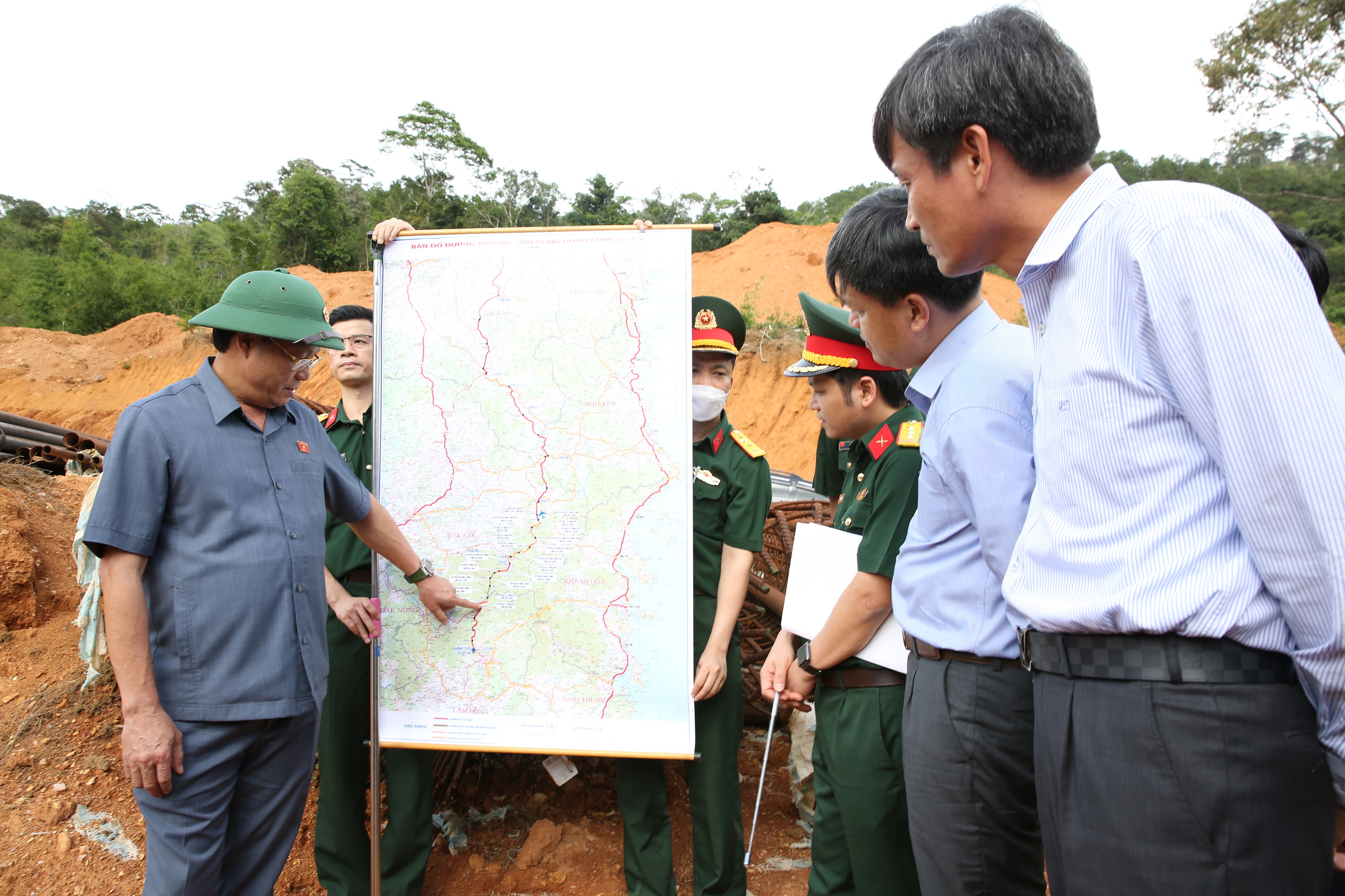 PHÓ CHỦ TỊCH QUỐC HỘI TRẦN QUANG PHƯƠNG KHẢO SÁT TUYẾN ĐƯỜNG TRƯỜNG SƠN ĐÔNG QUA HUYỆN LẠC DƯƠNG, TỈNH LÂM ĐỒNG